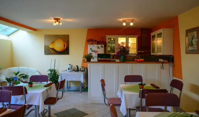 Vadr�zsa Vend�gh�z Szentendre - M�rcius 15. (min. 2 �j)