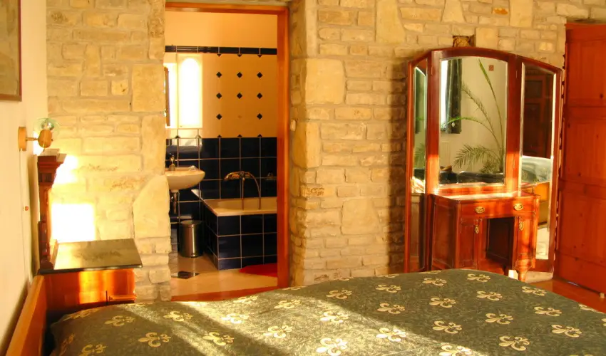 Vadr�zsa Vend�gh�z Szentendre - M�rcius 15. (min. 2 �j)