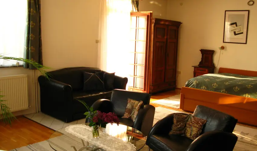 Vadr�zsa Vend�gh�z Szentendre - M�rcius 15. (min. 2 �j)