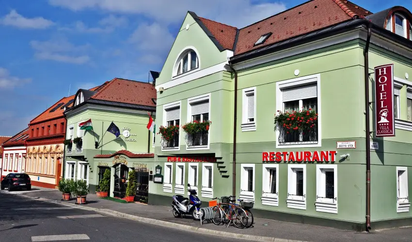 Hotel Villa Classica P�pa - M�rcius 15. 