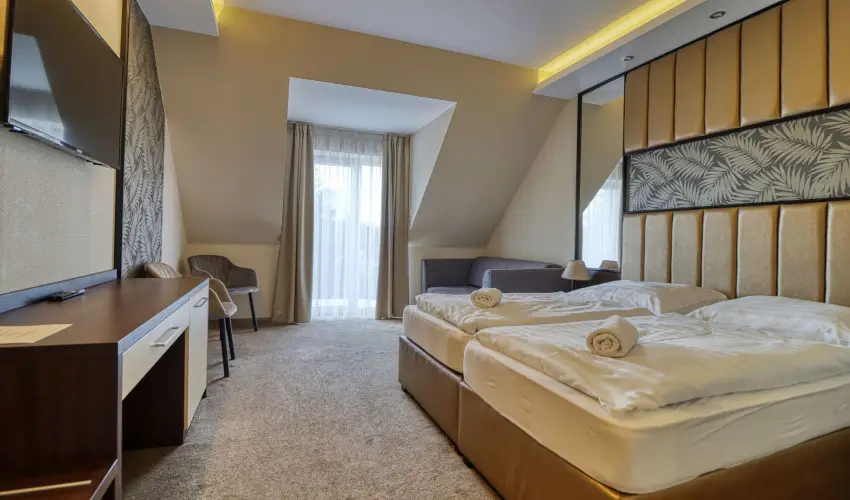 Hotel Villa Park Szilv�sv�rad - M�rcius 15. 