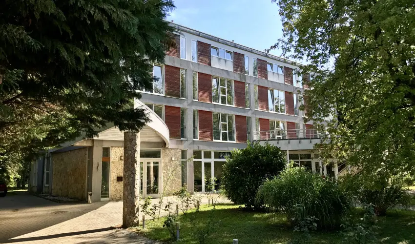 Well Hotel Hark�ny - M�rcius 15.