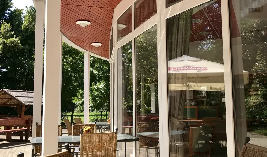 Well Hotel Hark�ny - M�rcius 15.