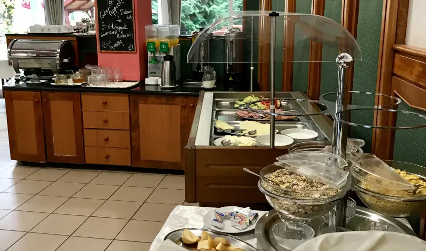 Well Hotel Hark�ny - M�rcius 15.