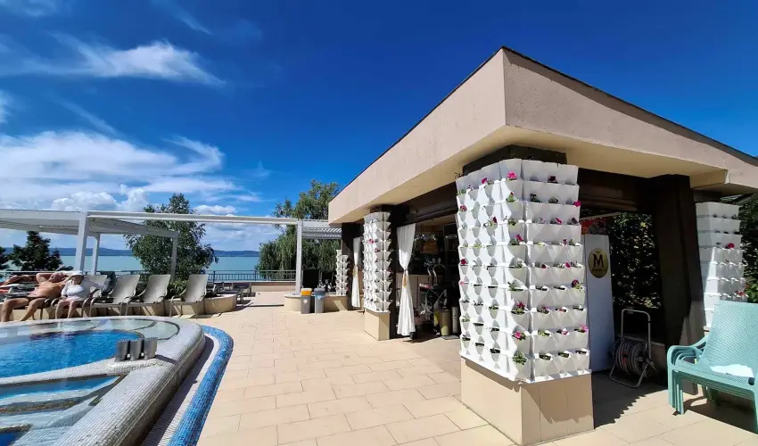 Hotel Wellamarin Zam�rdi - M�rcius 15. 