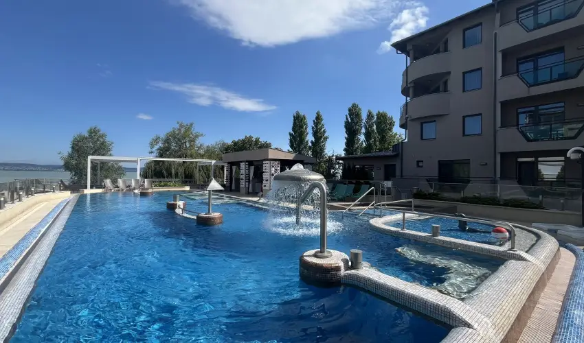 Hotel Wellamarin Zam�rdi - M�rcius 15. 