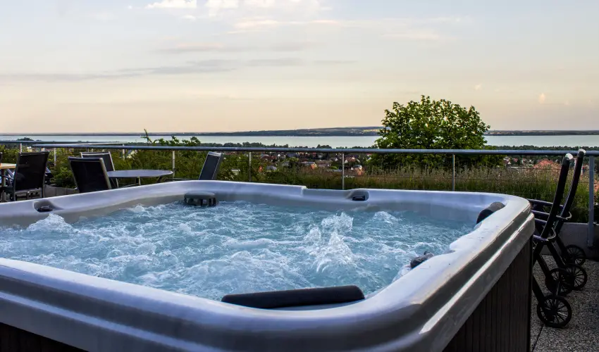Zenit Hotel Balaton Vonyarcvashegy - M�rcius 15. (min. 2 �j)