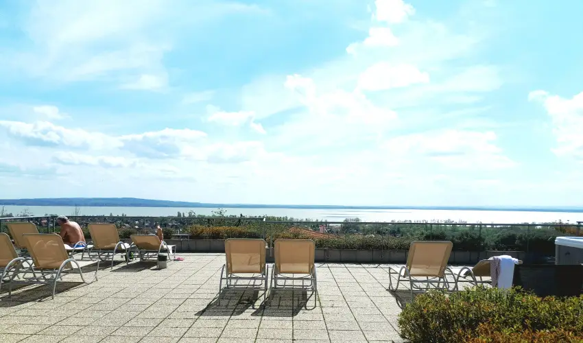 Zenit Hotel Balaton Vonyarcvashegy - M�rcius 15. (min. 2 �j)