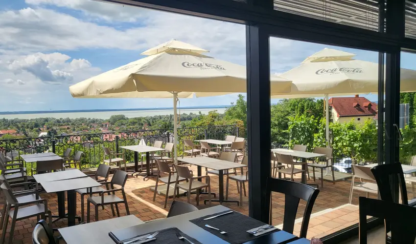 Zenit Hotel Balaton Vonyarcvashegy - M�rcius 15. (min. 2 �j)
