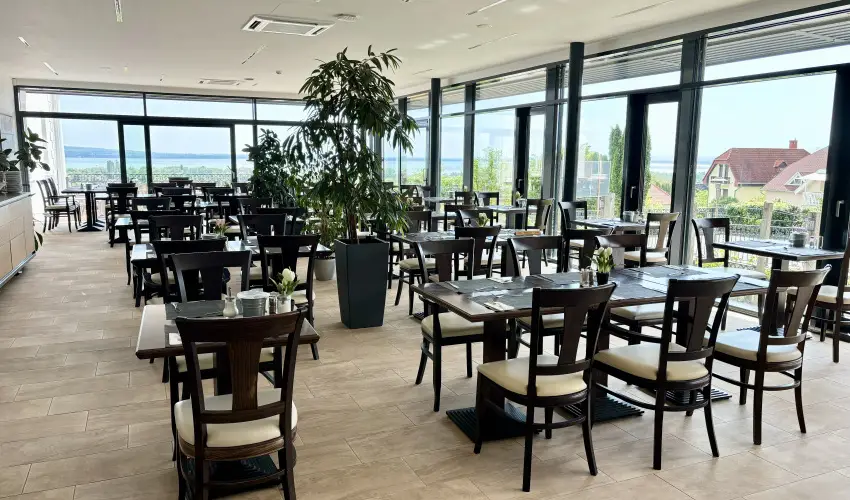 Zenit Hotel Balaton Vonyarcvashegy - M�rcius 15. (min. 2 �j)