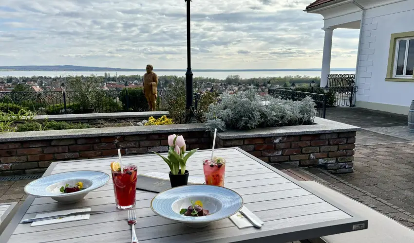 Zenit Hotel Balaton Vonyarcvashegy - M�rcius 15. (min. 2 �j)