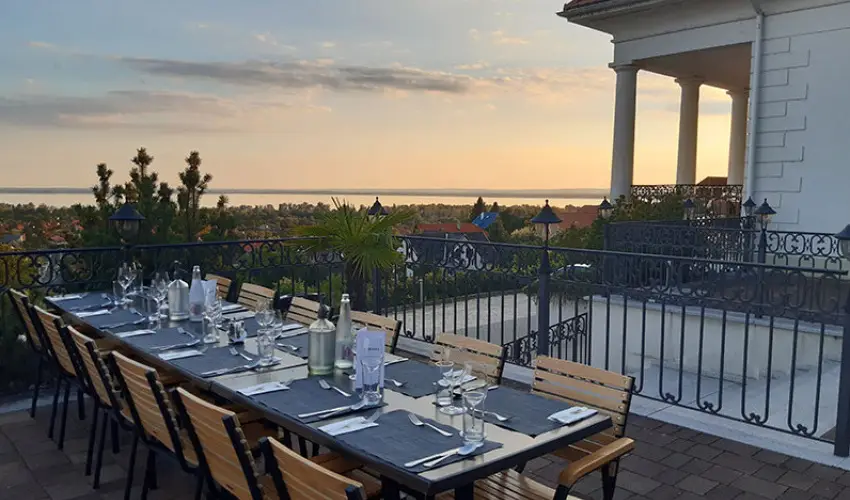 Zenit Hotel Balaton Vonyarcvashegy - M�rcius 15. (min. 2 �j)